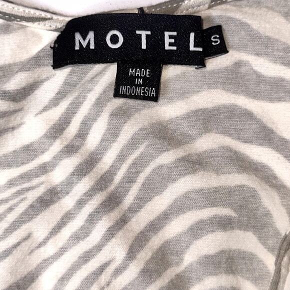 MOTEL Mini Dress V-Neck Bodycon Zebra Cinched Striped Animal Print Grey White S - Picture 6 of 7